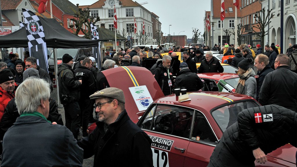 Der var en god stemning på torvet i Assens til Pre-starten på Rally Monte Carlo Historique. Mange kiggede forbi for at ønske god tur.
(Foto: Viggo Johansen, rallypics.dk)